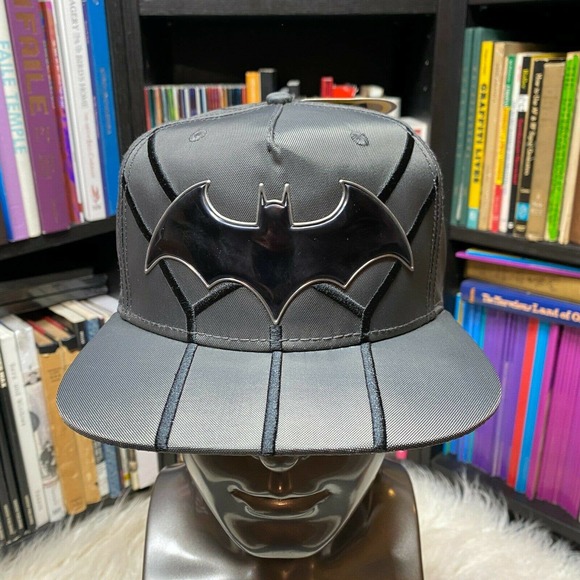BATMAN BAT SIGNAL GRAY SNAPBACK HAT - Picture 1 of 4